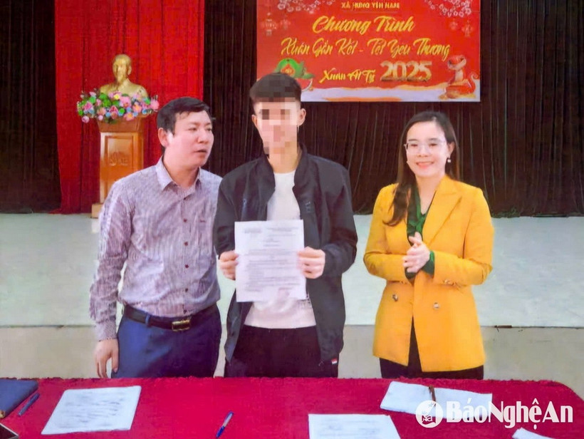 Đinh Hữu Ph. (giữa) nhận lệnh nhập ngũ tại trụ sở xã. (Nguồn: báo Nghệ An)