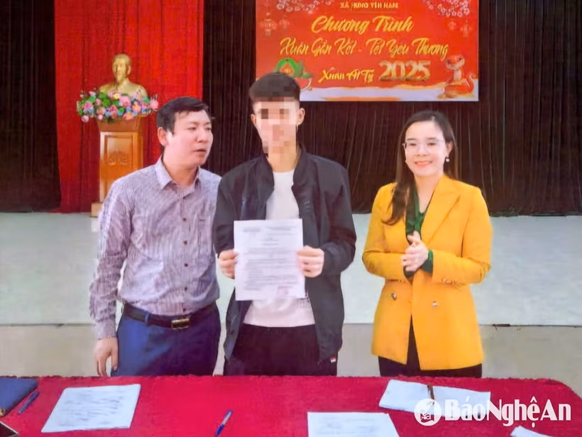 Đinh Hữu Ph. (giữa) nhận lệnh nhập ngũ tại trụ sở xã. (Nguồn: báo Nghệ An)