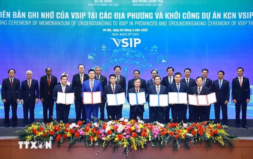 Thủ tướng Phạm Minh Chính và Thủ tướng Cộng hòa Singapore Lawrence Wong chứng kiến lễ trao biên bản ghi nhớ của VSIP tại các địa phương. (Ảnh: Dương Giang/TTXVN)