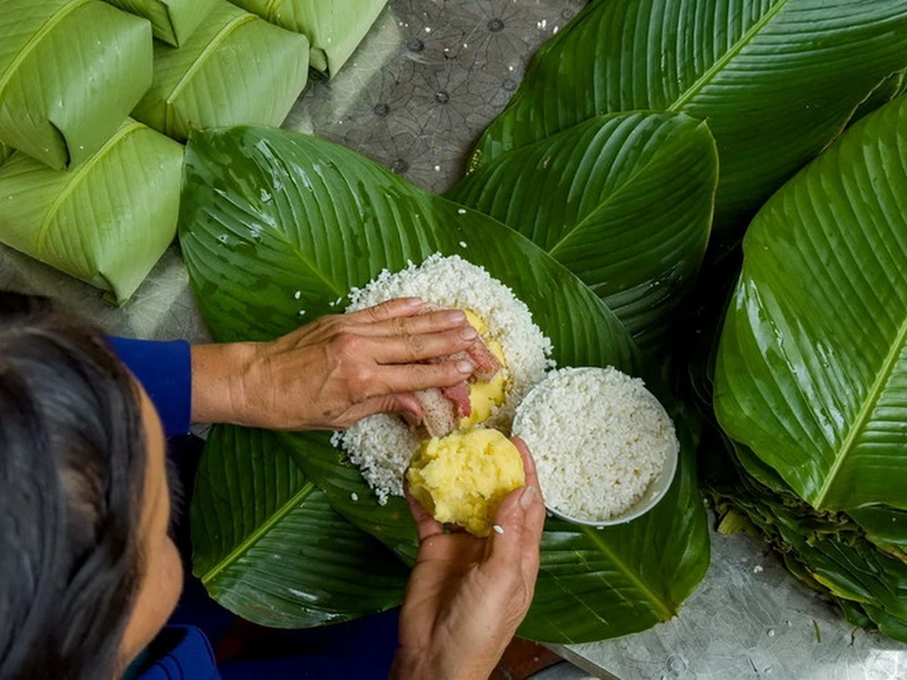 Gói bánh chưng ngày Tết. (Ảnh: Minh Sơn/Vietnam+)