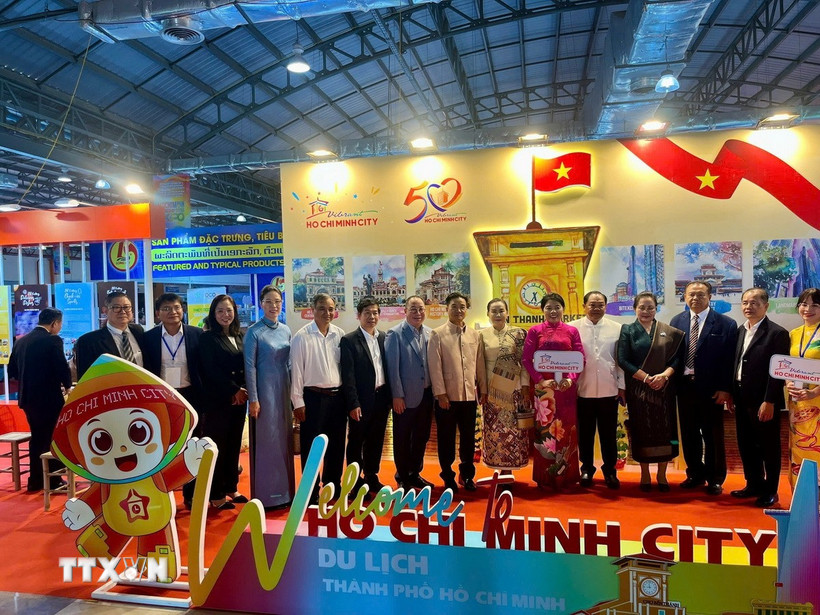 Các đại biểu chụp ảnh chung tại triển lãm. (Ảnh: TTXVN phát)