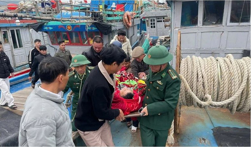 Cán bộ, chiến sỹ Đồn Biên phòng Quỳnh Phương và ngư dân vận chuyển nạn nhân lên tuyến trên điều trị. (Nguồn: Báo Nhân dân)