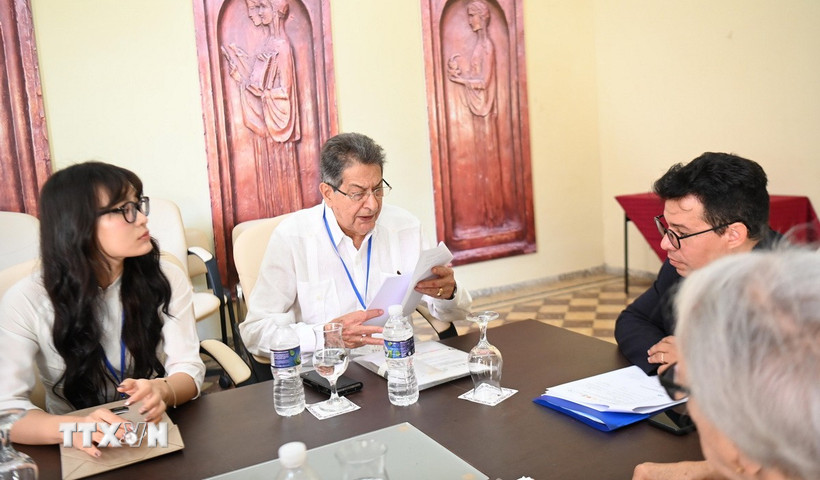 Nguyên Đại sứ Cuba tại Việt Nam Fredesman Turó González chia sẻ kinh nghiệm trong các hoạt động vun đắp tình đoàn kết, hữu nghị với Việt Nam. (Ảnh: Việt Hùng/TTXVN)