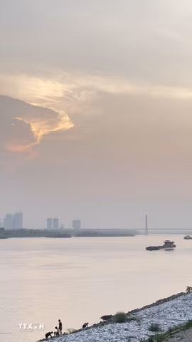 Ngã ba sông Hồng là không gian cảnh quan đặc trưng của Thủ đô, nơi hội tụ các giá trị tự nhiên, lịch sử và văn hóa, tạo nền tảng cho định hướng phát triển đô thị ven sông gắn với bảo tồn và phát huy di sản. (Ảnh: Tuyết Mai/TTXVN)