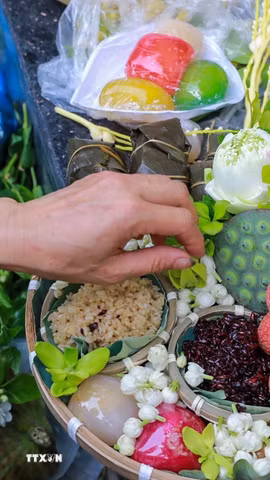 Sắp lễ cho ngày tết Đoan Ngọ. (Ảnh: Khánh Hoà/TTXVN)