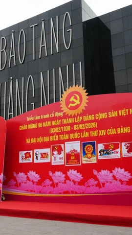 Khu vực Bảo tàng-Thư viện tỉnh Quảng Ninh trang trí khánh tiết chào mừng Đại hội XIV của Đảng. (Ảnh: Văn Đức/TTXVN)