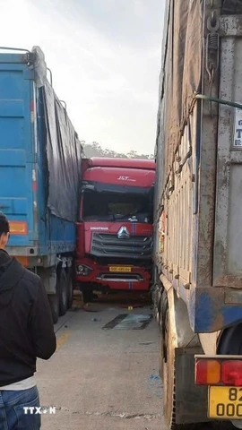 Hiện trường vụ tai nạn liên hoàn trên tuyến đường Hồ Chí Minh, đoạn qua xã Khâm Đức (thành phố Đà Nẵng) khiến nhiều phương tiện bị ùn tắc. (Ảnh: TTXVN phát)