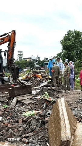 Lực lượng chức năng phường Vĩnh Tuy tổ chức giải tỏa các diện tích đất bị lấn chiếm tại khu vực “Ao cá Bác Hồ” ở phường Vĩnh Tuy (Hà Nội). (Ảnh: Quốc Lũy/TTXVN)