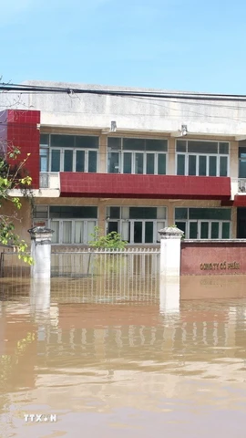 Tính đến trưa 5/12, một số nơi ở phường Hàm Thắng vẫn còn ngập sâu. (Ảnh: Hồng Hiếu/TTXVN)