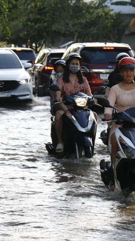 Tuyến đường Nguyễn Duy Trinh, phường Hàm Thắng (Lâm Đồng) bị ngập, gây khó khăn cho việc lưu thông. (Ảnh: Hồng Hiếu/TTXVN)