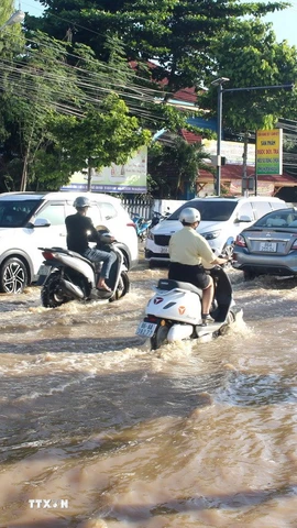 Tuyến đường Nguyễn Thông (phường Phú Thủy, tỉnh Lâm Đồng), nối từ trung tâm Phan Thiết đi Mũi Né nhiều đoạn ngập sâu. (Ảnh: Hồng Hiếu/TTXVN)