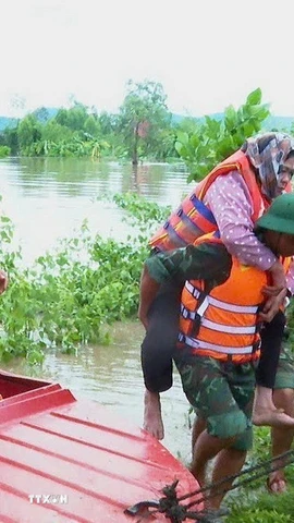 Giải cứu người dân xã Ia Tul, tỉnh Gia Lai mắc kẹt do mưa lũ. (Ảnh: Hồng Điệp/TTXVN)