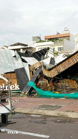 Một nhà hàng trên đường Nguyễn Thị Định bị sập hoàn toàn do gió bão. (Ảnh: Đình Quân/TTXVN)