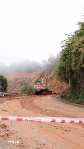 Từ sáng 20/5, sau khi tạm dừng các phương tiện lưu thông, các đơn vị đã triển khai các mũi thi công khắc phục sạt lở lớn tại 2 vị trí khác nhau trên đèo Gia Bắc (xã Sơn Điền, Lâm Đồng). (Ảnh: Nguyễn Dũng/TTXVN)