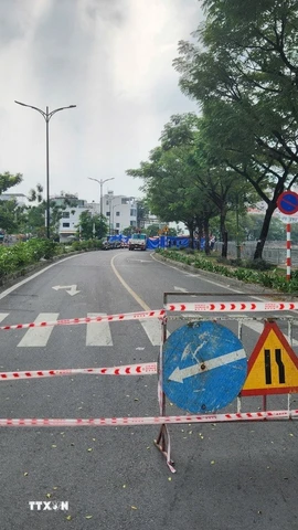 Lực lượng chức năng phong tỏa hiện trường vụ sụt lún trên đường Ba Đình. (Ảnh: Tiến Lực/TTXVN)