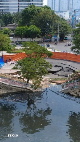 Hiện trường vụ sụt lún trên đường Ba Đình. (Ảnh: TTXVN phát)