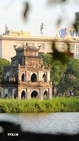 Tháp Rùa, Hồ Hoàn Kiếm ấm áp trong nắng chiều Đông. (Ảnh: Thanh Tùng/TTXVN)