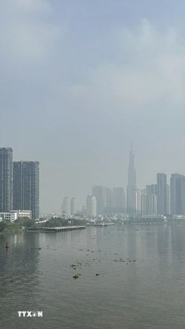 Sương mù bao phủ bầu trời Thành phố Hồ Chí Minh. (Ảnh: Hương Giang/TTXVN)