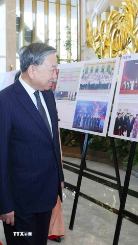 Tổng Bí thư Tô Lâm tham quan Trưng bày ảnh các hoạt động tiêu biểu của ngành Tuyên giáo và Dân vận năm 2025, do Thông tấn xã Việt Nam thực hiện. (Ảnh: Phương Hoa/TTXVN)