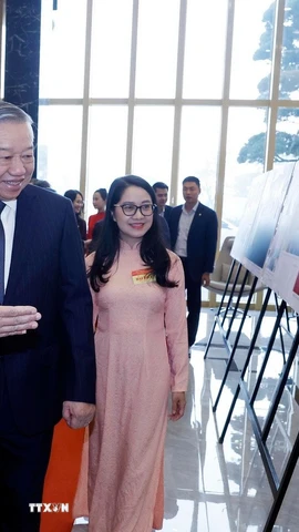 Tổng Bí thư Tô Lâm tham quan Trưng bày ảnh các hoạt động tiêu biểu của ngành Tuyên giáo và Dân vận năm 2025. (Ảnh: Phương Hoa/TTXVN)