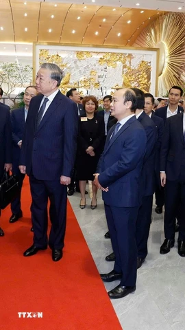 Tổng Bí thư Tô Lâm tham quan không gian trưng bày thành tựu chuyển đổi số trong báo chí tại Hội nghị tổng kết công tác tuyên giáo và dân vận năm 2025, triển khai nhiệm vụ năm 2026. (Ảnh: Thống Nhất/TTXVN)