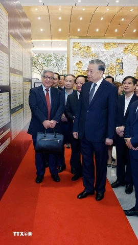 Tổng Bí thư Tô Lâm tham quan không gian trưng bày thành tựu chuyển đổi số trong báo chí. (Ảnh: Thống Nhất/TTXVN)