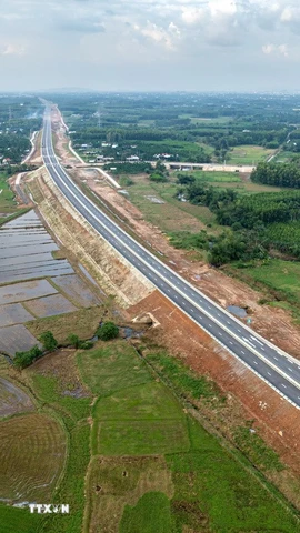 Dự án hoàn thành sẽ rút ngắn thời gian di chuyển từ Quảng Ngãi đến Gia Lai, giảm tải về áp lực giao thông cho Quốc lộ 1. (Ảnh: Quốc Khánh/TTXVN)