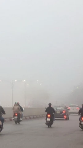 Bắc Bộ sáng sớm có mưa phùn và sương mù. (Nguồn: TTXVN)