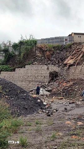 Khu vực tập kết đất tại hộ ông Vũ Duy Thế (tổ 1, khu Hà Tu 7, phường Hà Tu). (Ảnh: TTXVN phát)