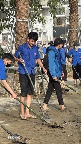 Thành Đoàn Huế huy động 15 đơn vị đoàn thanh niên để tổ chức vệ sinh 19 địa điểm trên địa bàn thành phố Huế. (Ảnh: Văn Dũng/TTXVN)