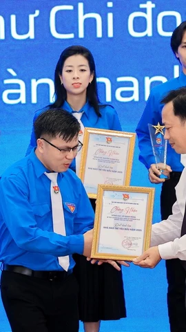 Nhà báo Võ Mạnh Hùng, Bí thư Chi đoàn Báo Điện tử VietnamPlus của TTXVN nhận danh hiệu Nhà báo trẻ tiêu biểu năm 2025. (Ảnh: Hoài Nam/Vietnam+)