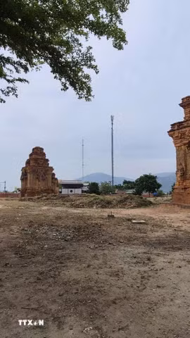 Tháp Hòa Lai là một trong những cụm tháp cổ Chăm Pa, gồm có ba tháp hiện nằm ở thôn Ba Tháp, xã Thuận Bắc, tỉnh Khánh Hòa. (Ảnh: TTXVN phát)