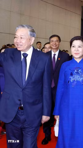 Tổng Bí thư, Chủ tịch nước Tô Lâm cùng Phu nhân tại ga Nam Ninh Đông, Thành phố Nam Ninh (Trung Quốc). (Ảnh: Thống Nhất/TTXVN)