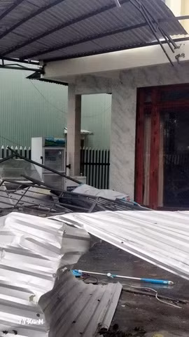 Lốc xoáy làm tốc mái, hư hỏng 47 căn nhà ở Cao Bằng