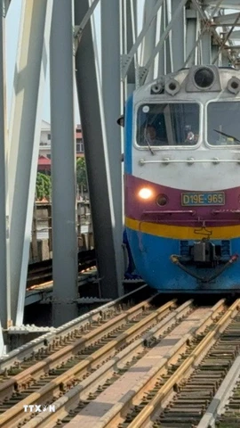 Tàu hỏa qua cầu Đuống. (Nguồn: TTXVN)