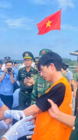 Trao trả các công dân Trung Quốc vi phạm pháp luật Việt Nam cho cơ quan chức năng Trung Quốc. (Ảnh: TTXVN phát)