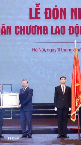 Tổng Bí thư Tô Lâm trao Huân chương Lao động hạng Nhất tặng Báo Nhân Dân. (Ảnh: Thống Nhất/TTXVN)