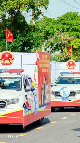 Diễu hành bằng xe tuyên truyền bầu cử tại phường Bình Lợi. (Ảnh: Xuân Khu/TTXVN)