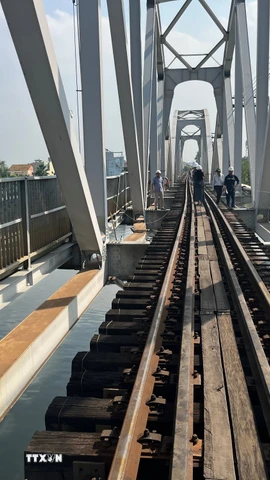 Công nhân đường sắt nỗ lực khắc phục sự cố cầu Ghềnh sau khi xảy ra tai nạn khiến tuyến đường sắt Bắc-Nam gián đoạn. (Ảnh: Sỹ Tuyên/TTXVN)