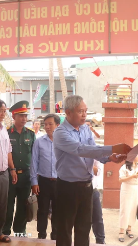 Công tác kiểm tra các điểm bầu cử trên xã đảo Nhơn Châu (tỉnh Gia Lai) được chuẩn bị kỹ lưỡng, sẵn sàng cho ngày hội của non sông. (Ảnh: Quang Thái/TTXVN)