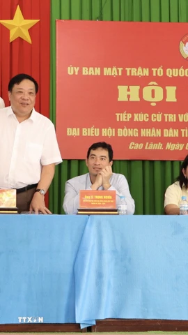Ông Phạm Thành Ngại - Chủ tịch Ủy ban Nhân dân tỉnh Đồng Tháp phát biểu trong buổi tiếp xúc cử tri. (Ảnh: Hồng Nhung/TTXVN)