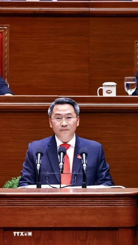 Đồng chí Nguyễn Mạnh Hùng, Phó Giám đốc Học viện Chính trị quốc gia Hồ Chí Minh, trình bày tham luận “Hoàn thiện lý luận về đường lối đổi mới của Đảng trong kỷ nguyên vươn mình của dân tộc”. (Ảnh: TTXVN)