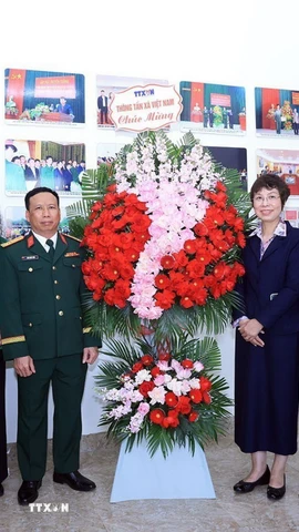 Ban Lãnh đạo TTXVN chúc mừng Chỉ huy Sư đoàn Bộ binh 304 nhân kỷ niệm 81 năm Ngày thành lập Quân đội nhân dân Việt Nam (22/12/1944-22/12/2025), 36 năm Ngày hội Quốc phòng toàn dân (22/12/1989-22/12/2025) và kỷ niệm 65 năm kết nghĩa giữa hai đơn vị (14/4/1960-2025). (Ảnh: Tuấn Anh/ TTXVN)