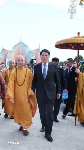 Chủ tịch nước Lương Cường và Đại lão Hòa thượng Thích Trí Quảng, Đức Pháp chủ Hội đồng Chứng minh Giáo hội Phật giáo Việt Nam dự khai mạc Đại lễ Phật đản Liên hợp quốc lần thứ 20-Vesak 2025. (Ảnh: Lâm Khánh/TTXVN)