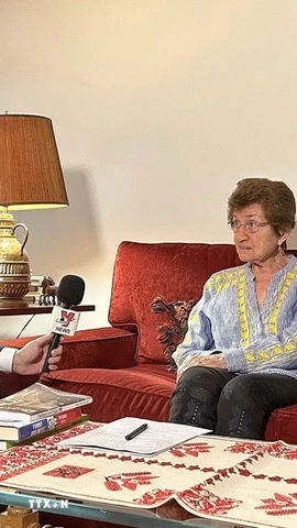 Vợ chồng nhà hoạt động phản chiến Cora và Peter Weiss trong một buổi trả lời phỏng vấn phóng viên TTXVN tại New York. (Ảnh: Quang Huy/TTXVN)