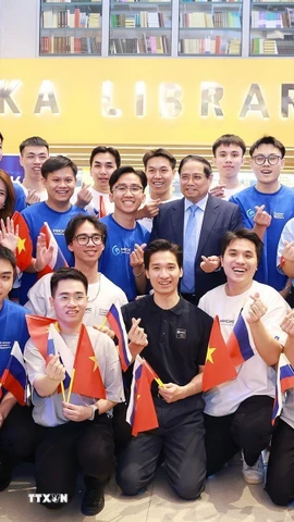 Thủ tướng Phạm Minh Chính với sinh viên Trường Đại học Quốc gia Khoa học và Công nghệ Moskva MISIS. (Ảnh: Dương Giang/TTXVN)