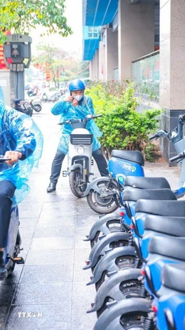 Hệ thống xe máy điện cho thuê ngày càng phát triển, cho phép người dân dễ dàng tiếp cận phương tiện di chuyển linh hoạt, tiện lợi mà không cần sở hữu cá nhân, đồng thời góp phần thúc đẩy lối sống xanh và giảm thiểu ô nhiễm môi trường. (Ảnh: Hoàng Hiếu/TTXVN)