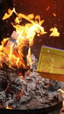 Hóa vàng ngày Tết. (Nguồn: Vietnam+)