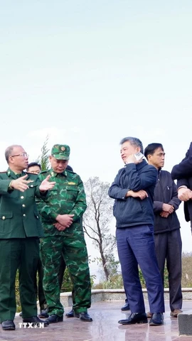 Đoàn công tác tiến hành khảo sát thực địa tại điểm đấu nối và hai bên cánh gà cửa khẩu quốc tế Huổi Puốc. (Ảnh: TTXVN phát)