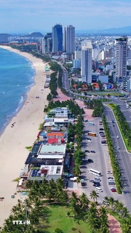 Thành phố Đà Nẵng nay đã trở thành điểm đến du lịch nổi tiếng trong nước và quốc tế, với lợi thế hạ tầng phát triển và bãi biển trải dài hàng trăm cây số. (Ảnh: Quốc Dũng/TTXVN)